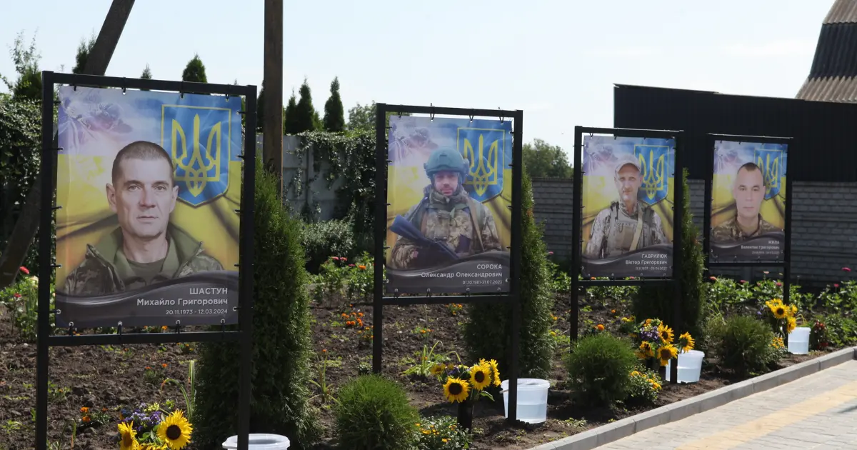 У Малих Крушлинцях на Вінниччині відкрили Алею Слави на честь 11 полеглих Героїв
