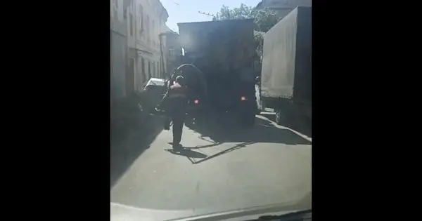 У Львові звільнили комунальника, який п'яним проводив ямковий ремонт