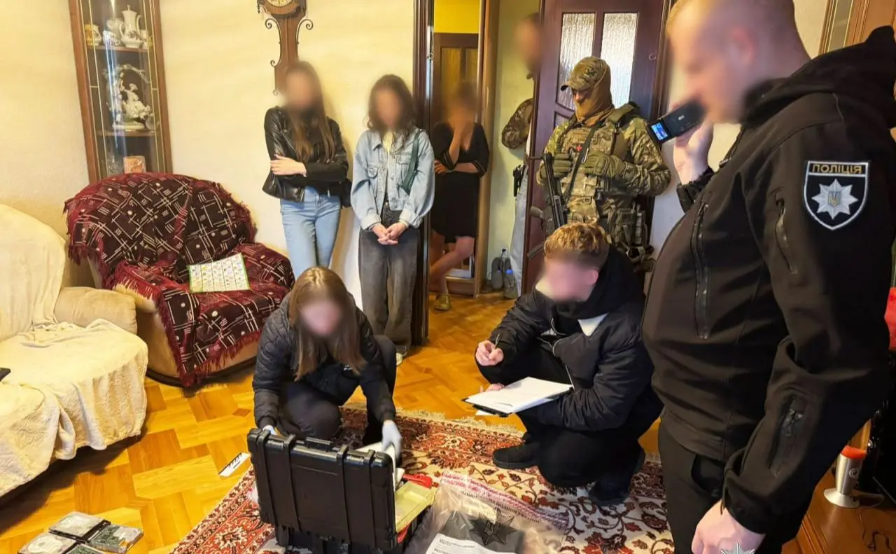 Шахрай виманив гроші у мами загиблого бійця й купив 18 смартфонів