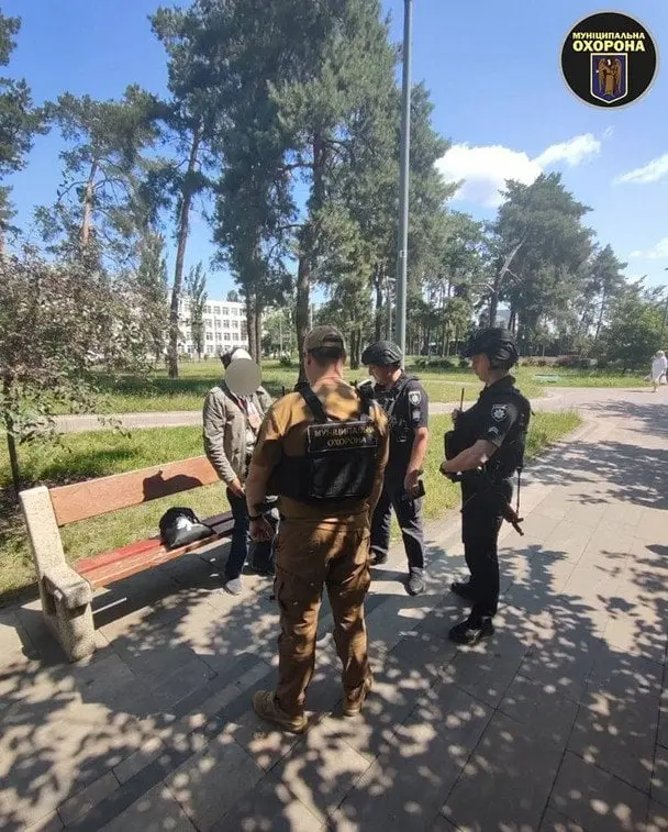 У Києві чоловік з георгіївською стрічкою погрожував людям у парку: з’явилися фото