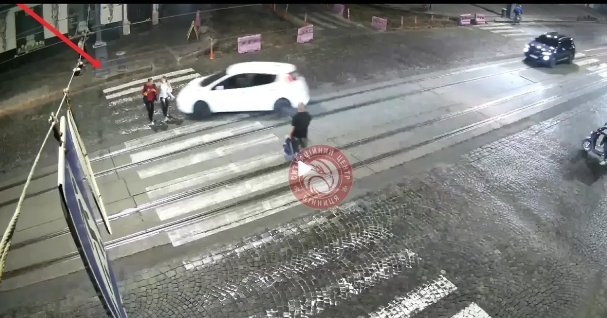 Наїхав на двох дівчат: у центрі Вінниці сталась ДТП
