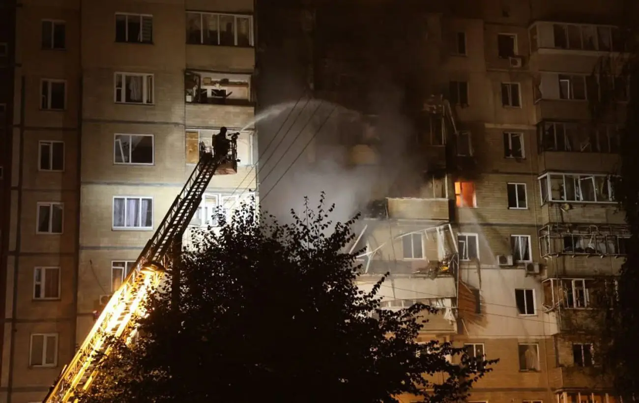 Рятувальники показали фото наслідків атаки дронів на Київ, загиблих уже двоє