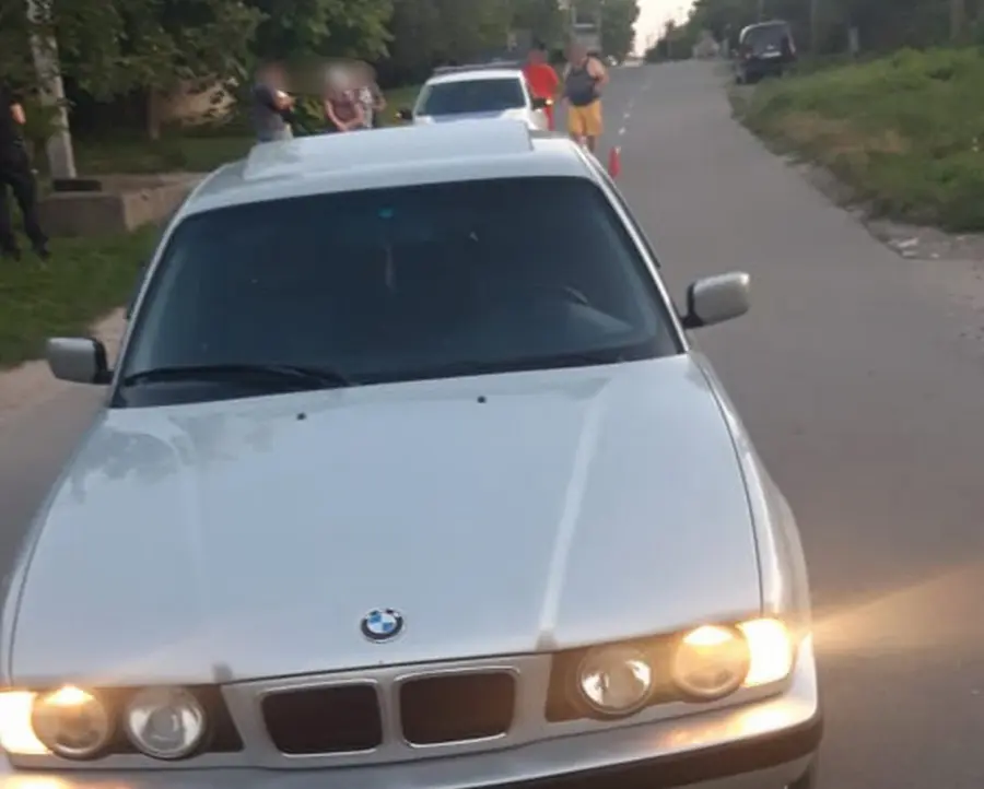 Водій BMW збив дитину, яка вибігла на дорогу у селищі на Вінниччині