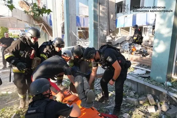 РФ вгатила КАБами по Запоріжжю: є постраждалі, під завалами можуть бути люди (фото)