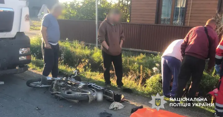 У Берегометі чоловік на мопеді протаранив вантажівку