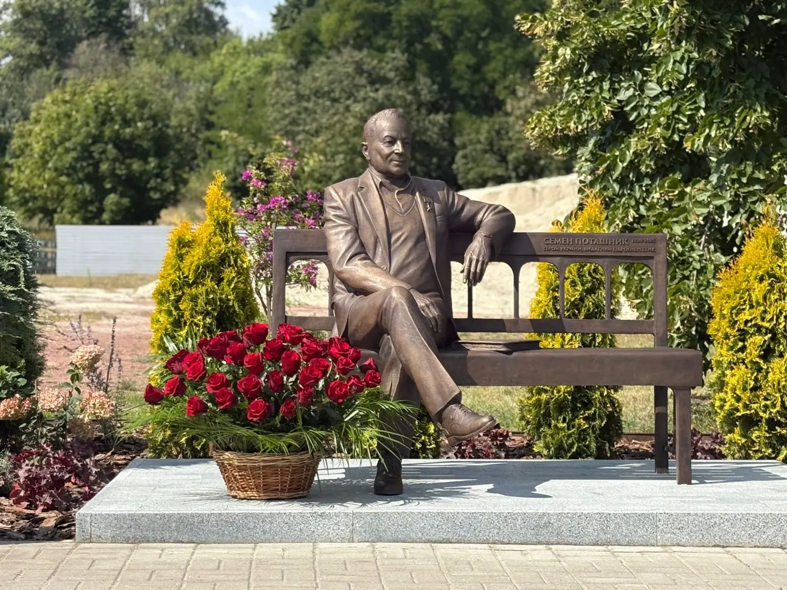 Скульптура Семену Поташнику: вшанування гідроенергетика