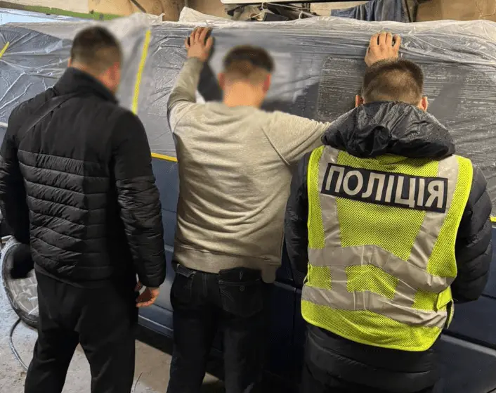 За підпал військових авто та відділення “Укрпошти” киянин проведе 10 років за ґратами