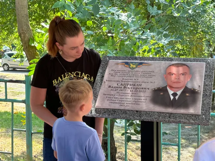 У Чернівцях мати збудувала спортмайданчик у ліцеї на згадку про загиблого сина
