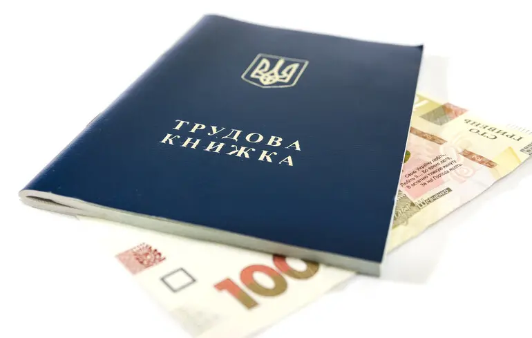 Страховий стаж: якою може бути пенсія, якщо людина працювала 45 років