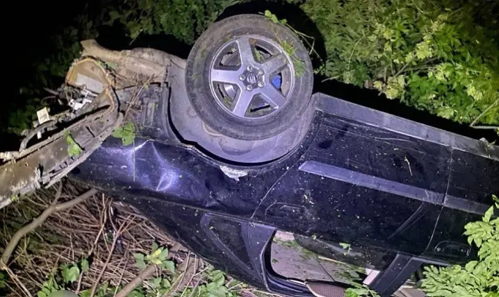 На Буковині п'яний водій виїхав на зустрічну смугу і врізався у вантажівку