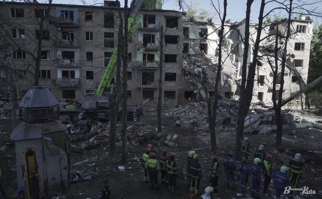 У Шевченківському районі столиці триває розбір завалів: відомо про 7 загиблих. ФОТОРЕПОРТАЖ