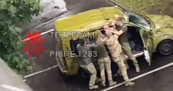 У ТЦК прокоментував силове затримання 50-річного чоловіка у Рівному