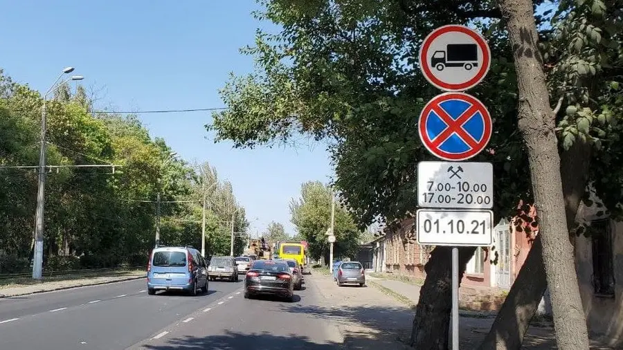 По Вінниці в районі 74 перехресть заборонять зупинку вантажівок