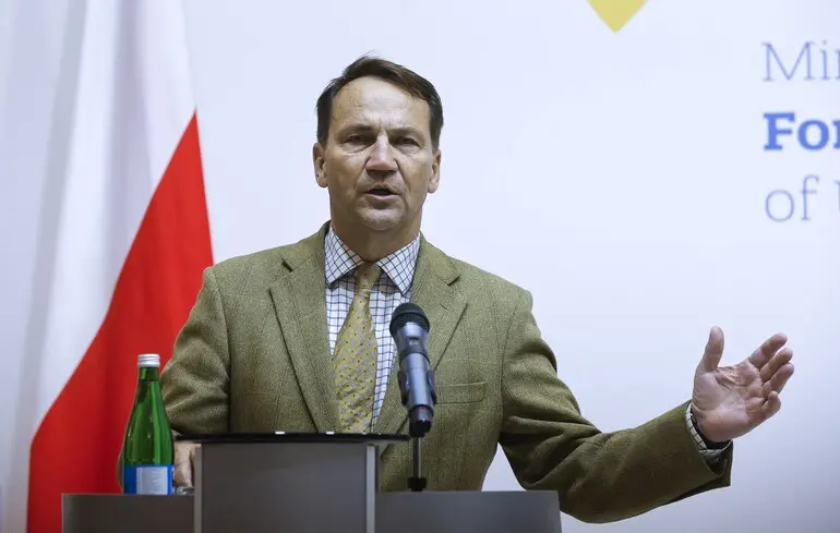 Сікорський розповів, за яких умов Польща відповіла б жорсткіше на атаку дронів РФ