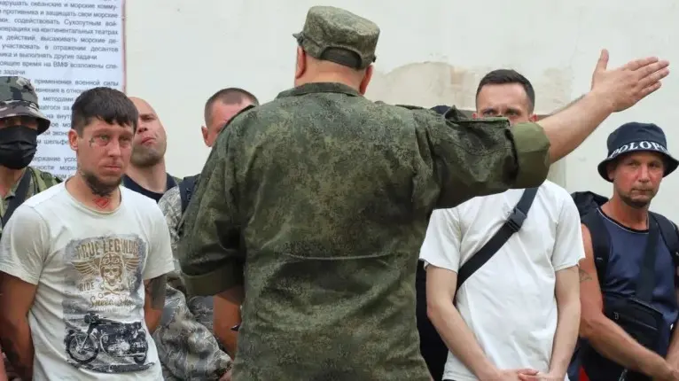 Офицеров РФ учат толковать наколки мобилизованных и обращаться с "авторитетами" – ГУР