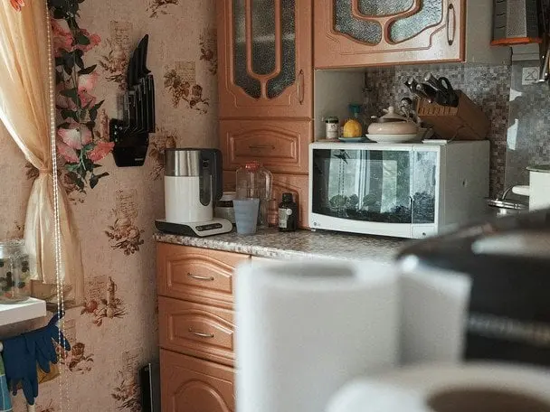 Експерти розповіли, що потрібно вилити всередину мікрохвильової печі, щоб позбутися неприємного запаху