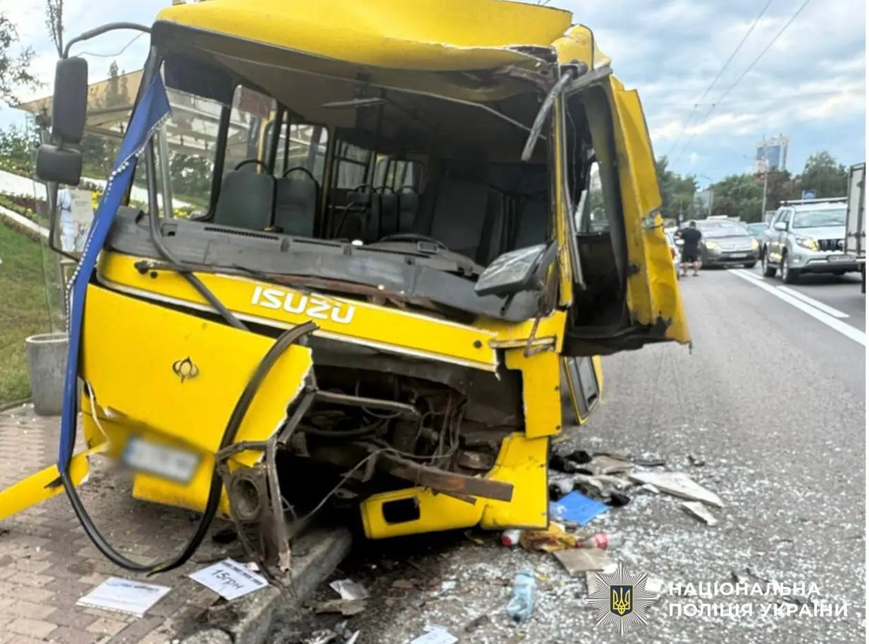 На Олени Теліги у Києві маршрутка зіткнулася з автобусом, є потерпілі