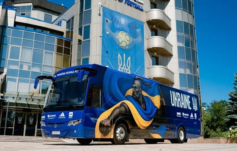 Збірна України отримала унікальний автобус з Іваном Сірком