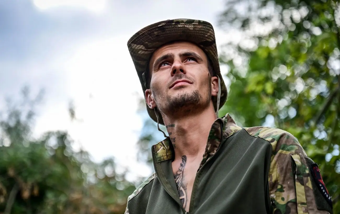 "Підмочили" плани ворога: дрон знищив російську вантажівку з гарматою на мосту