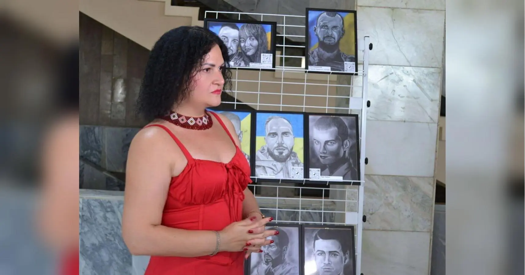 «У снах приходив друг Артем і говорив, кого треба малювати»: як викладачка з Донеччини створює портрети воїнів