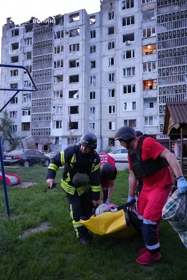 Влучання у багатоповерхівку в Луцьку: під завалами можуть бути люди