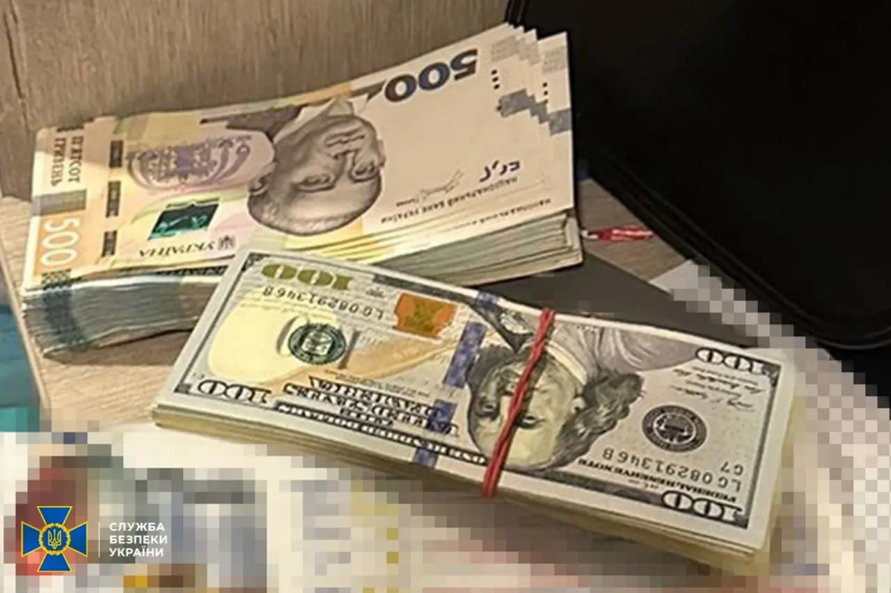 За гроші обіцяв поновити демобілізованого на службі посадовець з Харківщини
