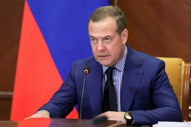 Медведєв накинувся з погрозами на НАТО через збивання дронів над Україною