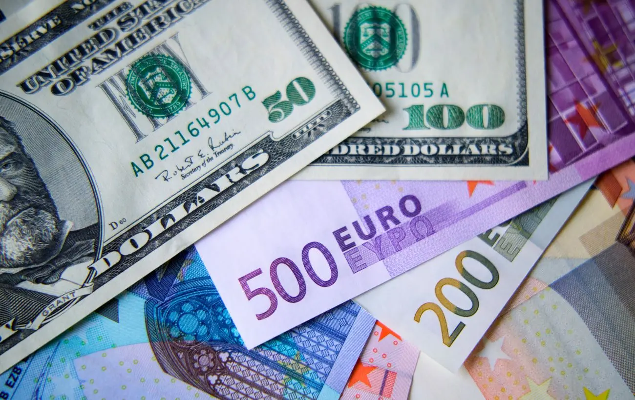 Долар подорожчав до світових валют після рішення ФРС США щодо ставки