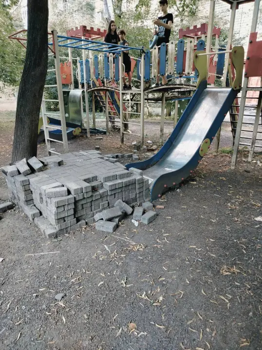 У Чернівцях на дитячому майданчику просто перед гіркою склали стос бруківки