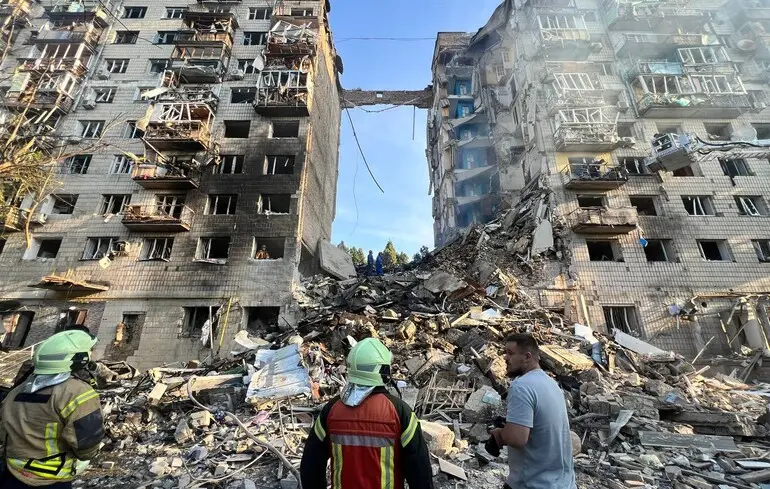 У Києві збільшилося число постраждалих, під завалами досі шукають людей: фото та відео наслідків обстрілу