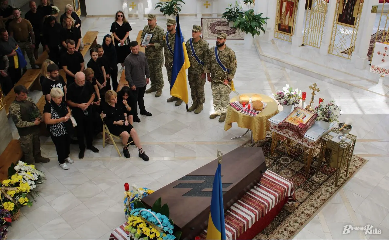 «Ти був для мене усім»: у Києві попрощалися з бійцем та істориком Ігорем «Африкою» Климовичем