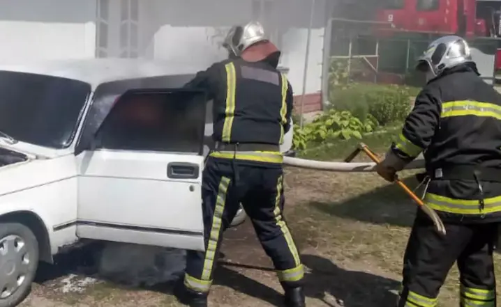 У Мамаївцях на подвірʼї спалахнула автівка