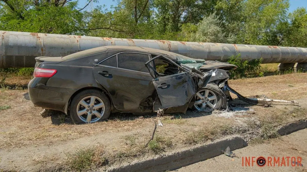 29-річний водій у ДТП втратив ногу: у Дніпрі на заїзді на Усть-Самарський міст помітили розтрощену Toyota