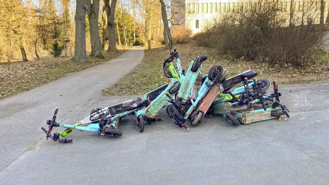 У Німеччині хочуть обмежити паркування електросамокатів на тротуарах