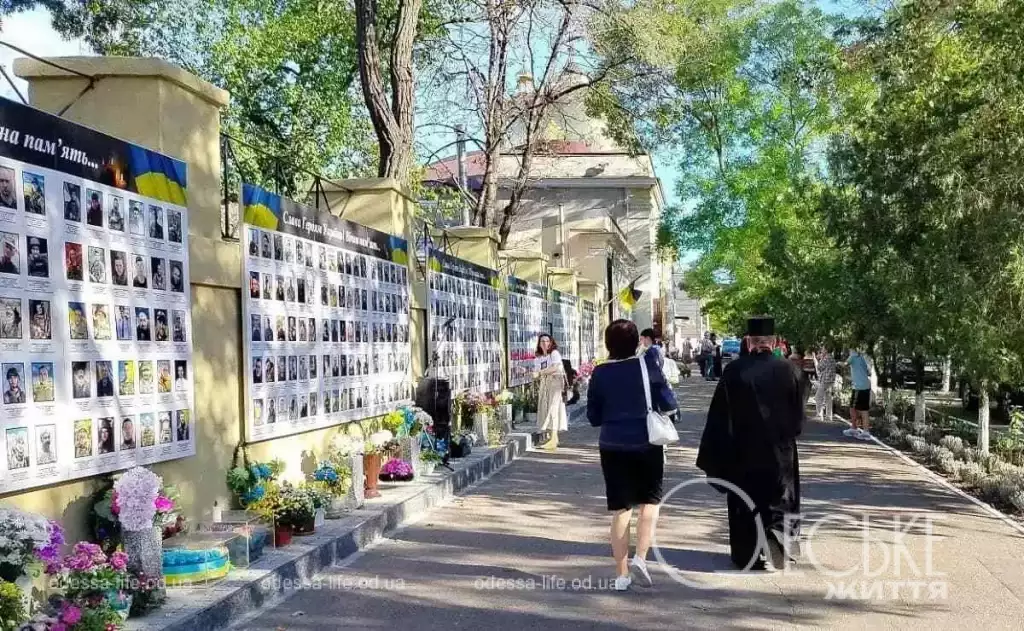 Одеська Стіна пам’яті полеглих захисників України: молитва та кущі лаванди (фото)