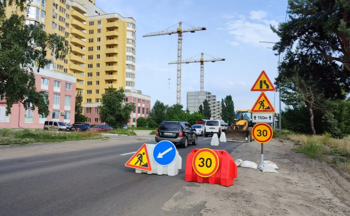 На перехресті у Бортничах облаштовують безбар’єрний світлофорний об’єкт