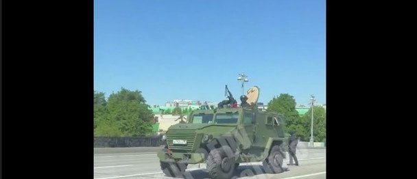 Путіна налякали дрони: біля Кремля з’явилася військова техніка (відео)