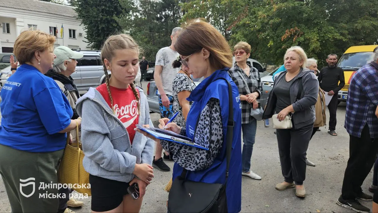 Дніпро ліквідовує наслідки ворожої атаки: куди звертатися мешканцям