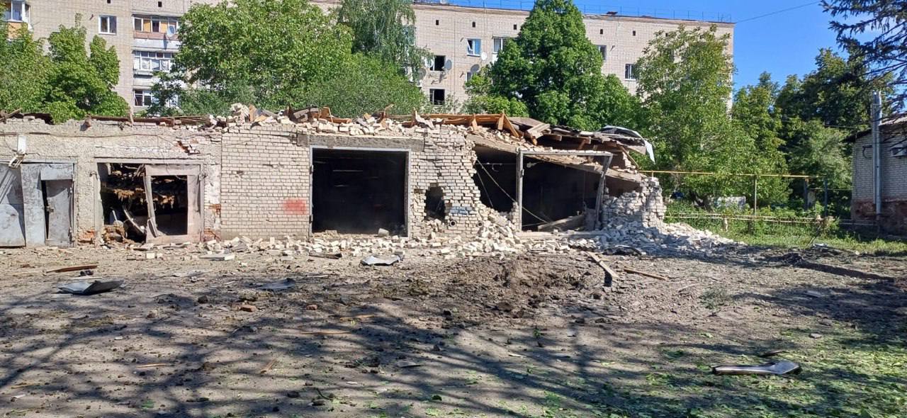 Россия сбросила авиабомбу на коммунальщиков в Купянске: есть погибший