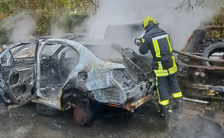 У Подільському районі Києва згоріли чотири покинуті автомобілі