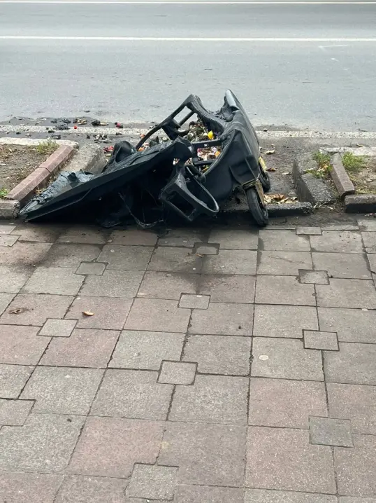 Непотріб валяється на тротуарі. У Чернівцях на Героїв Майдану невідомі спалили смітник
