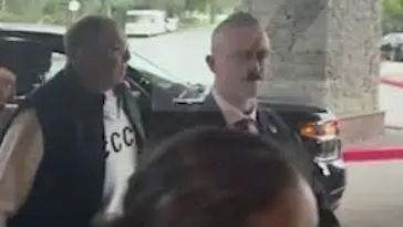 Лавров прибув в готель на Алясці у светрі з написом "СССР"