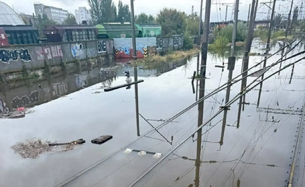 Потужна злива в Одесі затопила залізницю – як ходять потяги