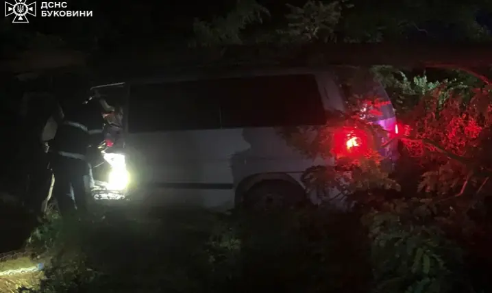 На Буковині рятувальники деблокували водія з понівечоної автівки