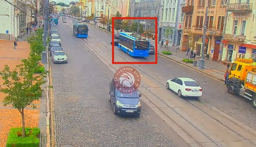 У Вінниці на Соборній став громадський транспорт, через відсутність напруги