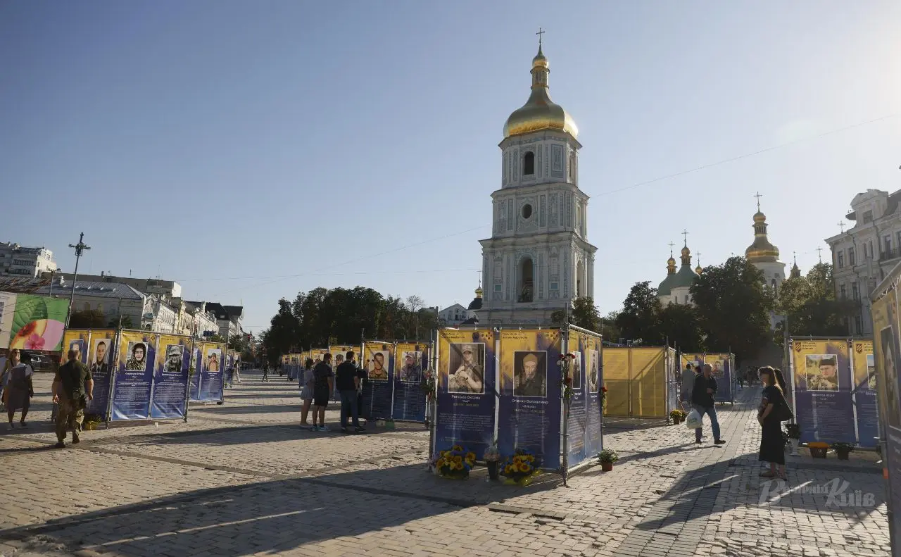 Заглянути в очі захисникам: на Софійській площі відкрили виставку «Воїни світла». ФОТОРЕПОРТАЖ