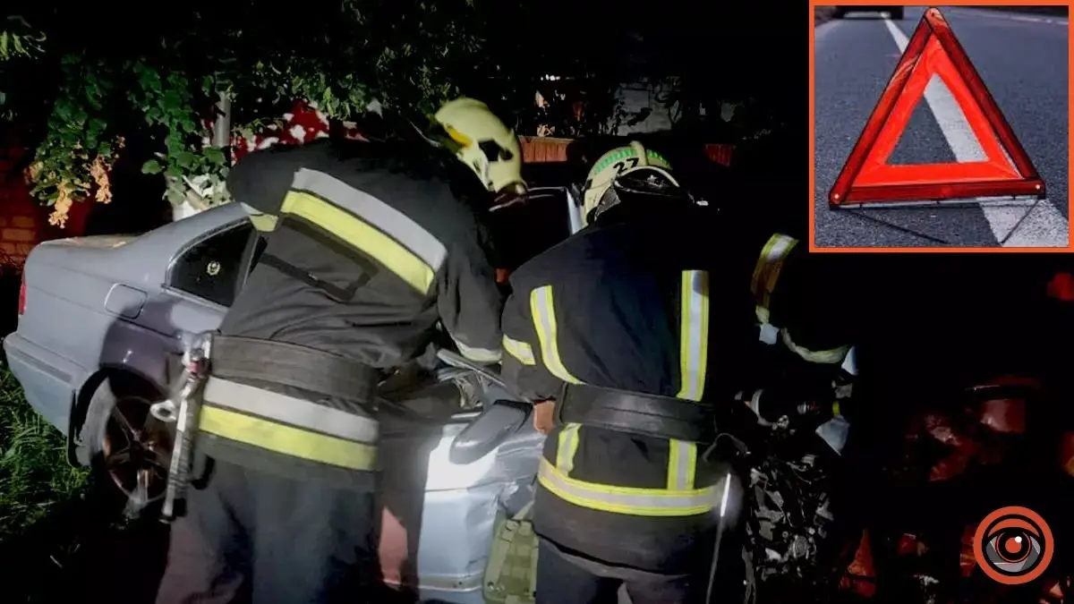 У Павлограді BMW влетів в дерево: постраждали 4 людини, одного пасажира діставали рятувальники