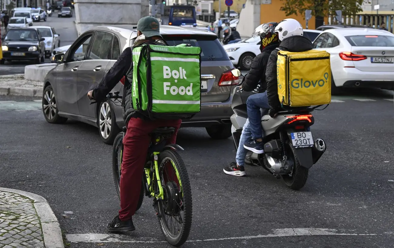 Кабмін схвалив нові податки на доходи від Uber, Glovo та інших платформ: що зміниться