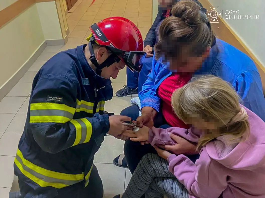 У Вінниці до лікарні для дитини викликали рятувальників щоб зняти з пальця металеву шайбу
