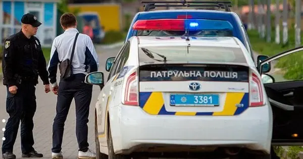 На Тернопільщині пасажир авто пропонував хабар патрульним, щоб його не відвезли в ТЦК